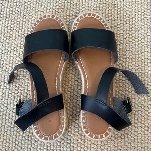 Universal Thread platform sandals